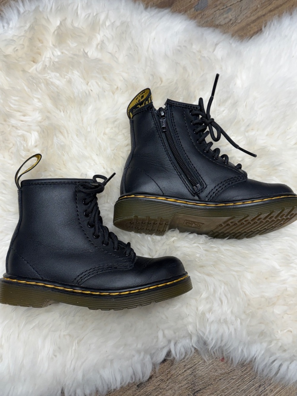 Kids 90’s Dr. Martens Black Leather Lace-Up Ankle combat Boots size 8
